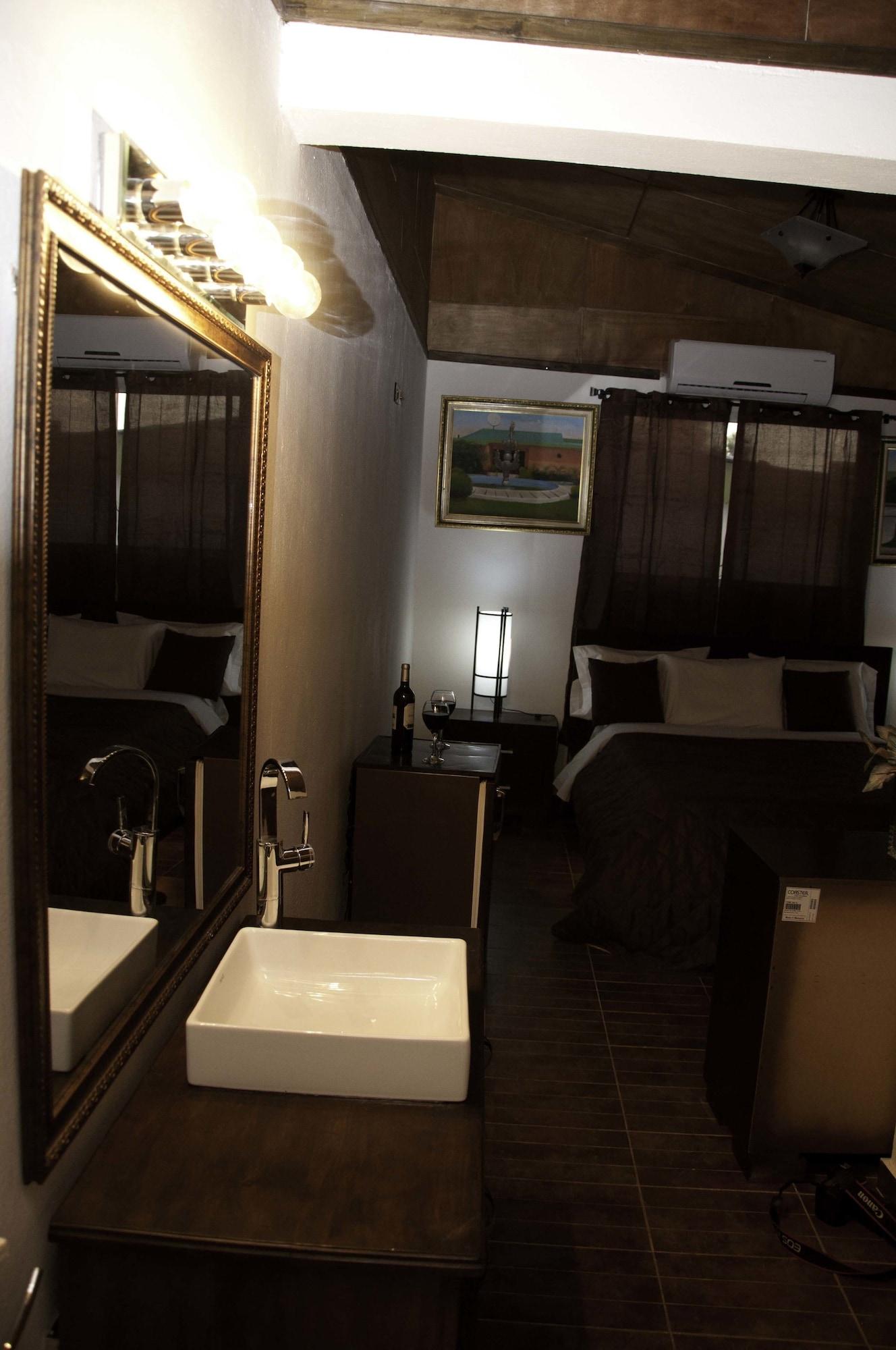 La Maison Hotel بورت أو برنس المظهر الخارجي الصورة